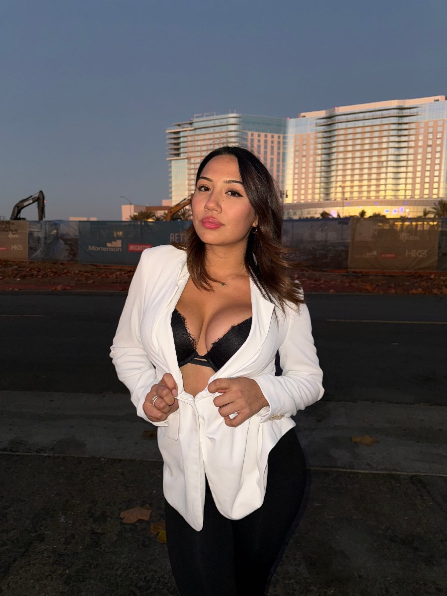 Take a pause and enjoy Ali Cruz — streaming from Shijiazhuang